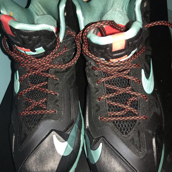 Lebron 11 - size 6Youth size - Picture 2 of 6